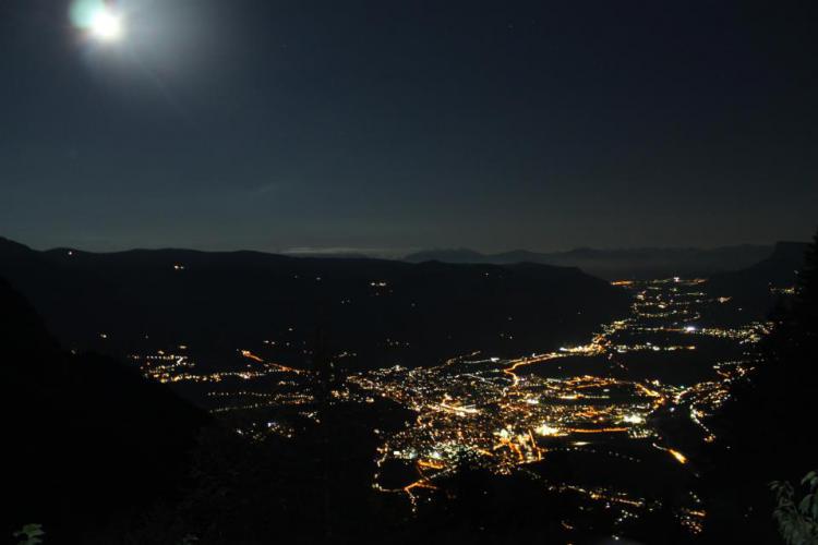 Vista sulla Valle dell'Adige di notte